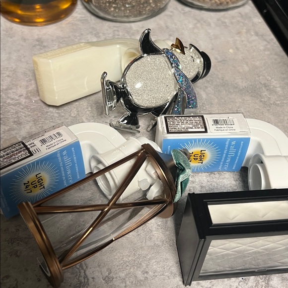 BBW PLUGINS Festive Penguin Figurine with Glittering Scarf - Picture 2 of 2